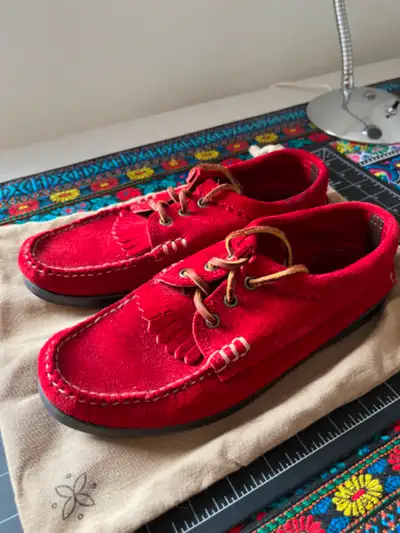 Yuketen size 7 loafers moccasin red suede, Voir plus