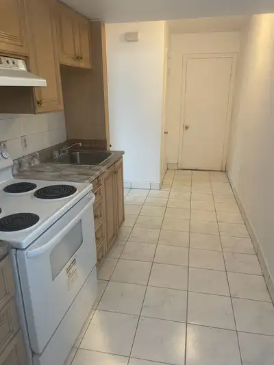 2 1/2 apartment is available for rent in Côte-des-neiges