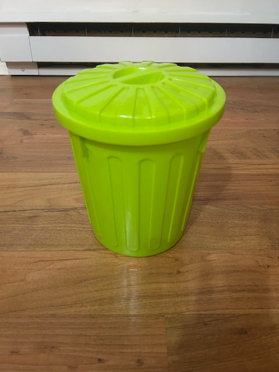 POUBELLE EN PLASTIQUE VERTE - IDEAL SALLE DE BAIN - NEUVE - 20$, View more
