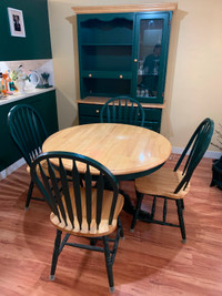 Hutch w/kitchen table and 5 chairs