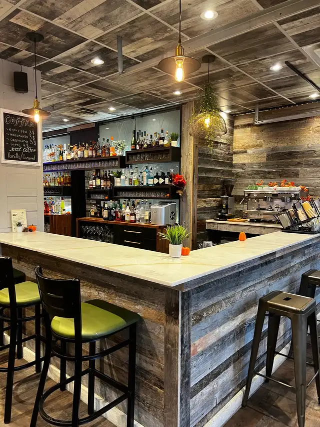 barmaid/waitress/cook in Bar, Food & Hospitality in City of Montréal - Image 6