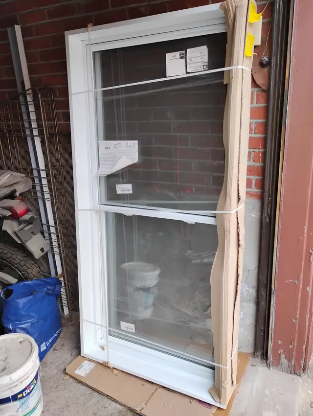 Fenêtre blanche Farley 35.5"Wx71.5"H Double Hung White windows in Windows, Doors & Trim in City of Montréal - Image 2