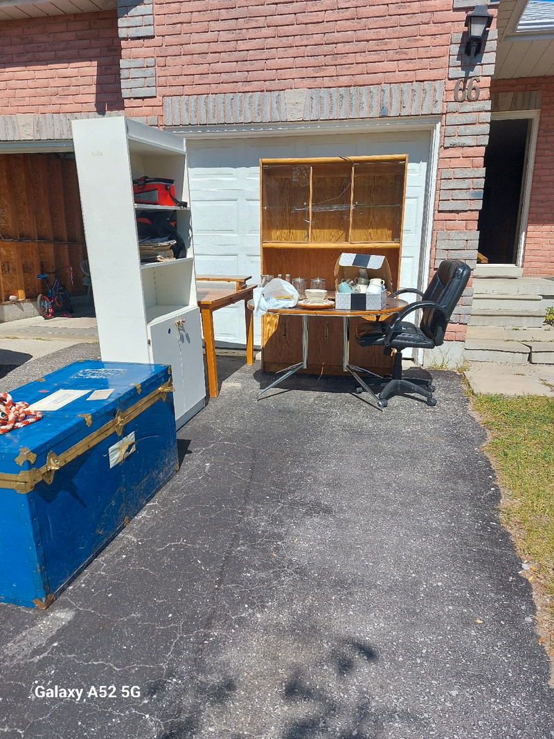 Free tables Free Stuff Barrie Kijiji