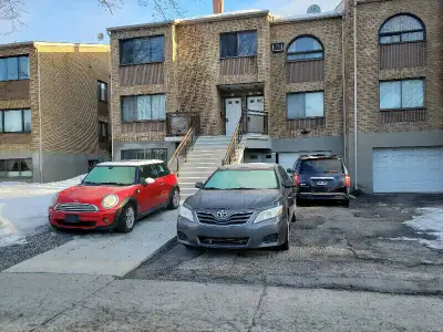 Beau Grand 6 1/2 , à côté cegep Ahuntsic  ... Immediat
