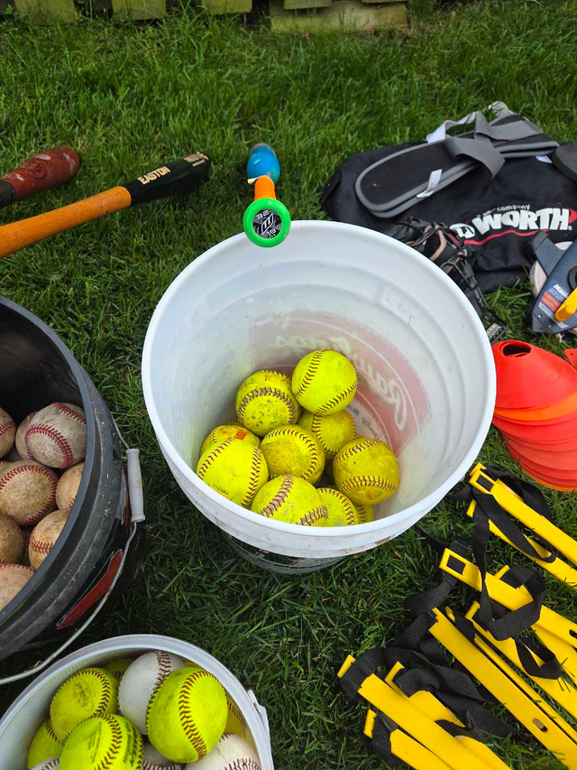 Youth baseball supplies (balls,bats,training gear) in Baseball & Softball in Oshawa / Durham Region - Image 3