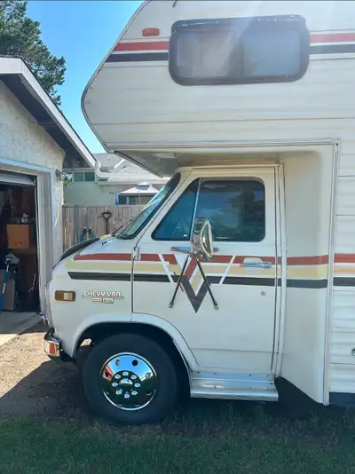 1984 Chevy/Vanguard RV, 24 ft. Awesome shape for it's age, no leaks, runs great, 118,000 km. $7900 P...