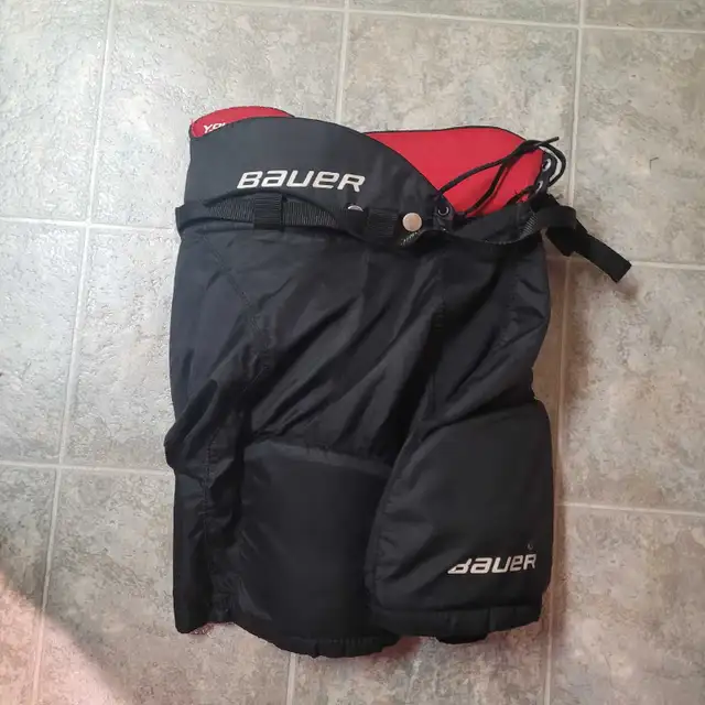 kids hockey equipment  in Hockey in Winnipeg - Image 5