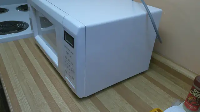 Microwave GE White 1100W in Microwaves & Cookers in Mississauga / Peel Region - Image 9