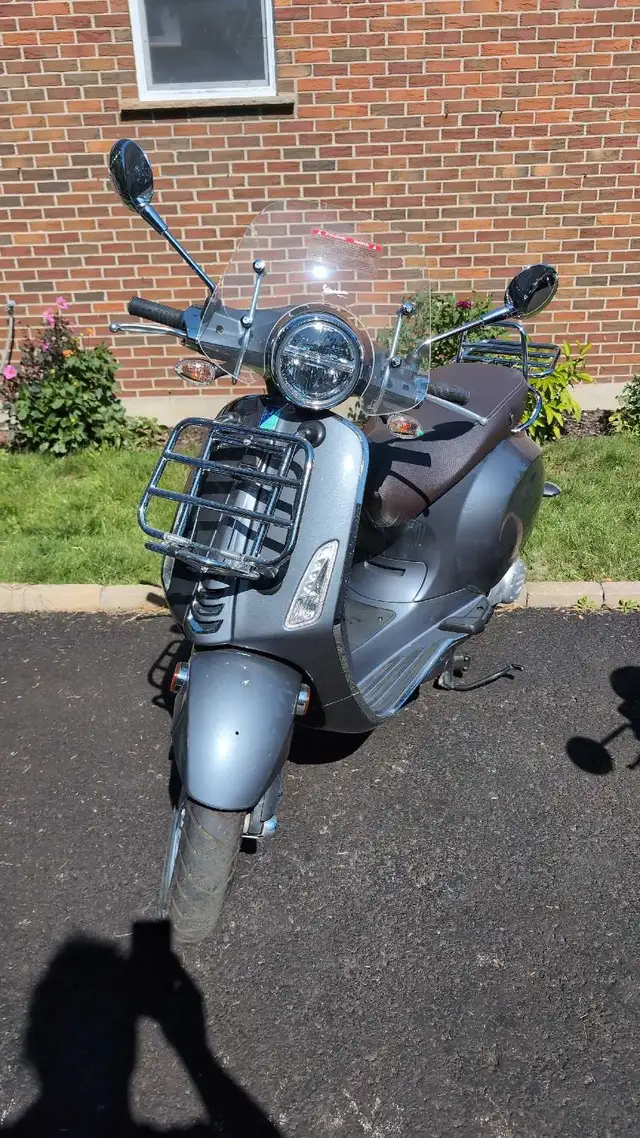 Vespa primavera touring 2022 Grey 50cc in Motorcycle Parts & Accessories in City of Montréal - Image 3
