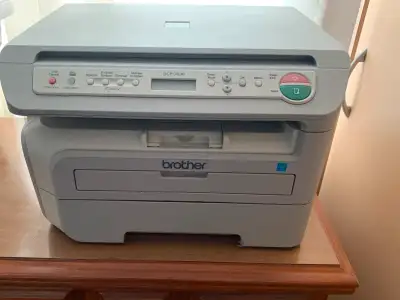 Imprimante laser tout-en-un - (N&B) - Brother DCP-7030 Il reste encore du toner Très bon état Câble...