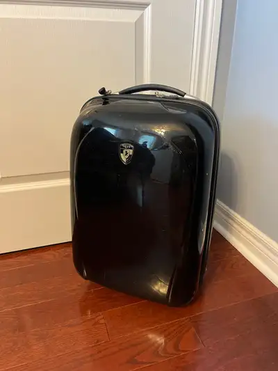 Used but in good condition 2 wheels Hard shell