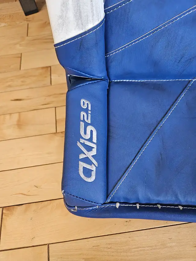 CCM Axis 2.9 Goalie pads (32+1) in Hockey in Calgary - Image 4
