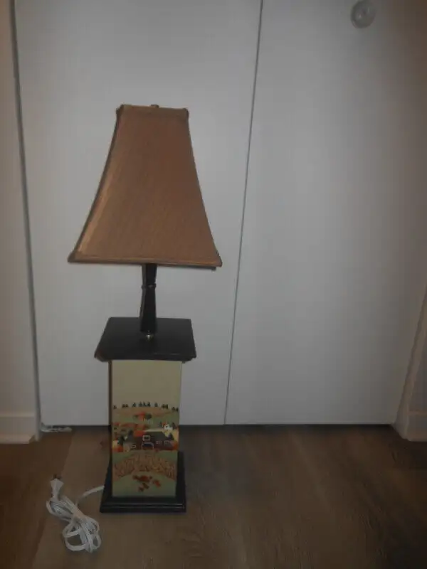 Table/Desk Lamp or lamp shades in Indoor Lighting & Fans in City of Montréal - Image 5