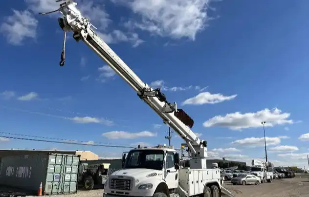 2015 Altec D3060B-TR Freightliner Digger Derrick Unit in Other in City of Halifax - Image 2