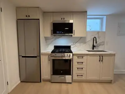 Beautiful & newly renovated Studio Apartment ready for you in Toronto! ADDRESS: 468 Lauder Ave, Toro...