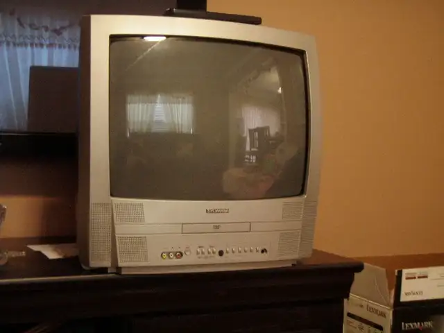 Sylvania 6520FDE 20-Inch TV / DVD Combo in TVs in Mississauga / Peel Region - Image 4