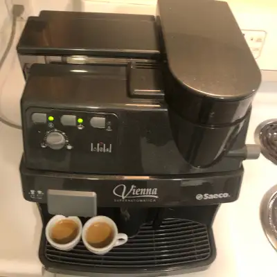 Vienna superautomatica in good working condition as you can on the coffee cups.