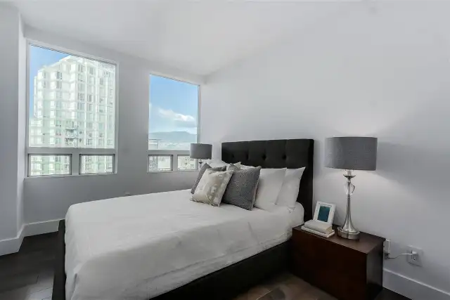  Private Furnished Room in High-Rise — All Utilities Included in Room Rentals & Roommates in Vancouver - Image 2