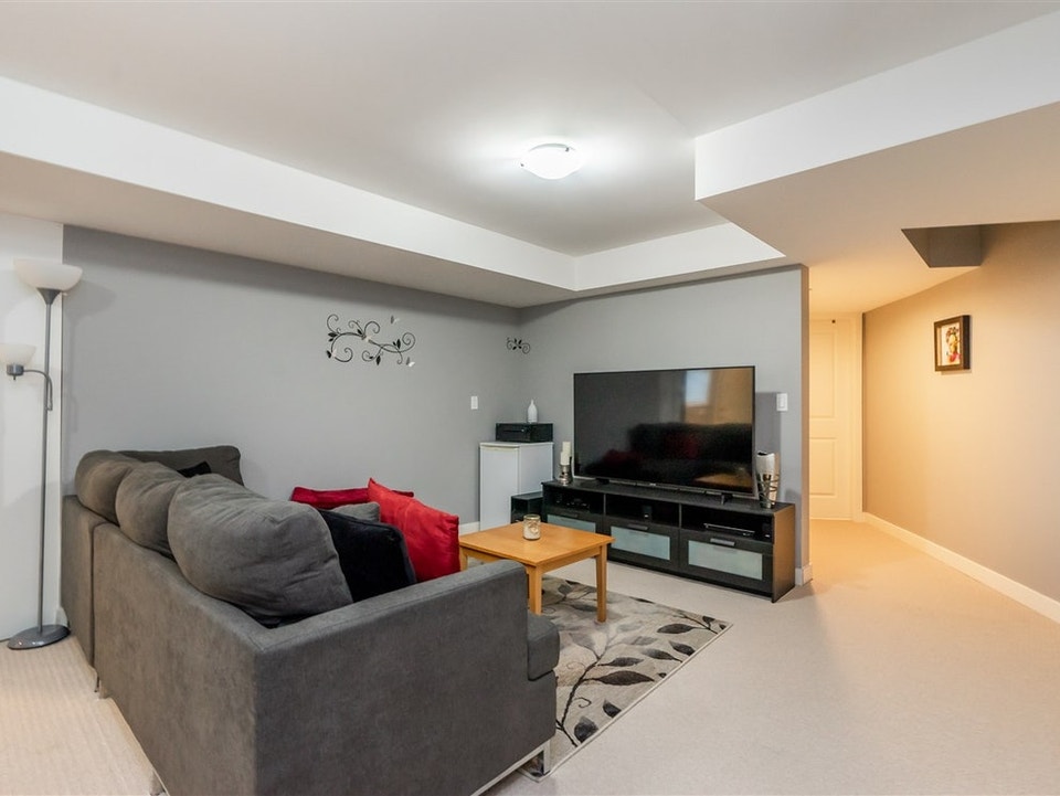 Spacious 1 Bed / 1 Bath Basement Suite 3