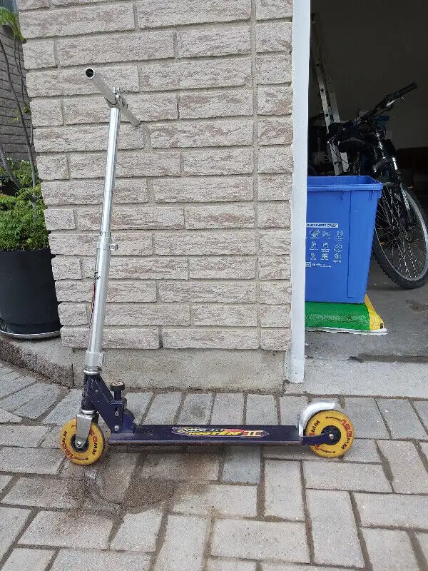 Scooter in Skates & Blades in Windsor Region - Image 2