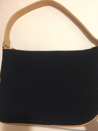 The sak crochet navy bag. Sac épaule bleu