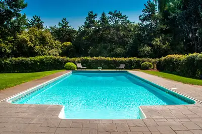Nous recrutons! – Spécialiste en produits de piscine et spa (temps plein / saisonnier) Piscines Spas...