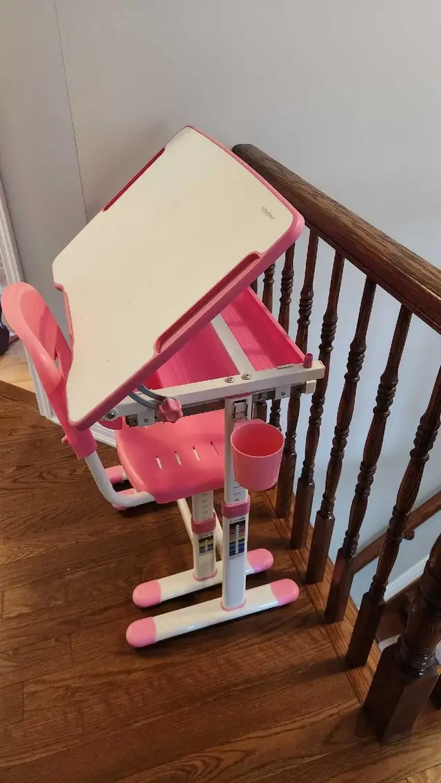 Height Adjustable Children's Desk and Chair Set in Desks in Ottawa - Image 3