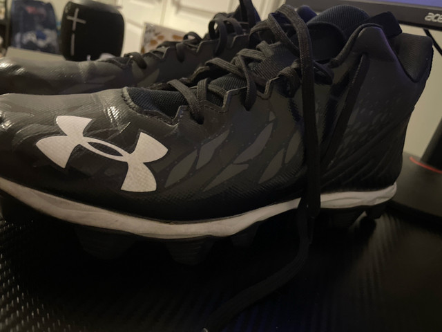 Size 11 Under Armour football/soccer cleats in Football in Oshawa / Durham Region - Image 2