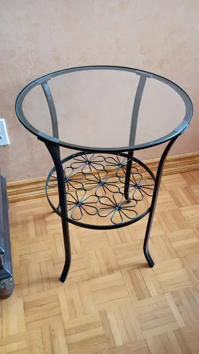 Ensemble de 2 très belles tables basses de 24 po de haut chacune toutes les 2 en métal et plateaux d...