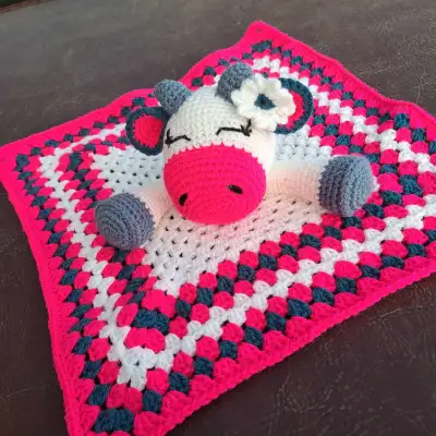 Découvrez ce doudou crocheté, un compagnon doux et réconfortant pour votre enfant, fabriqué à la mai...