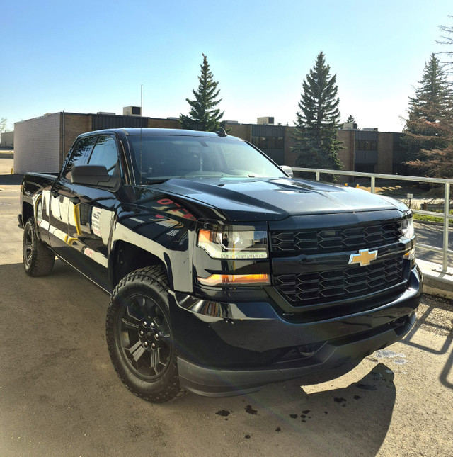 2018 Chevrolet Silverado K1500 Custom in Cars & Trucks in Calgary - Image 2
