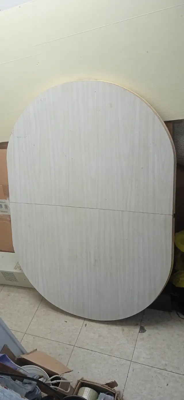 Vintage wood dining table face in Dining Tables & Sets in City of Toronto - Image 2