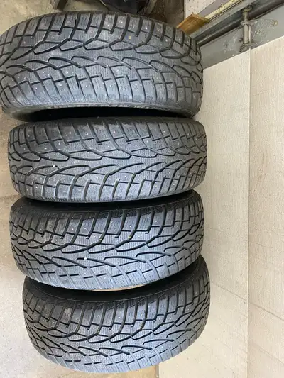 Set of 4 studded winter tires. Uniroyal Tigerpaw ice and snow 3. 205/60/16. Only one season on these...