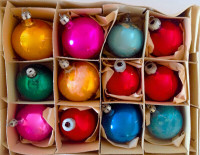 Vintage 1975. Collection. Boîte de 12 boules de Noël en verre N