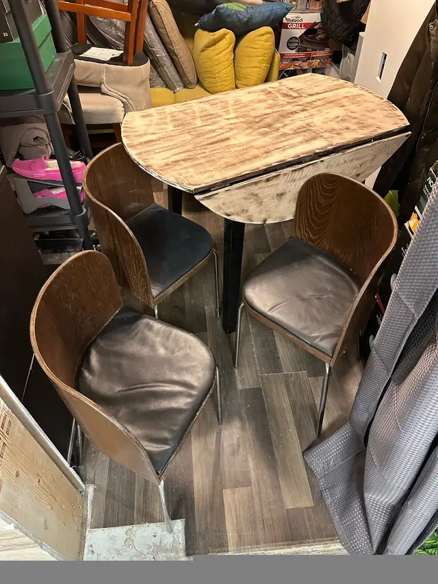 Drop Leaf Table with 3 Chairs in Dining Tables & Sets in City of Toronto - Image 5