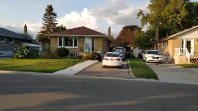 Beautiful 3-bedroom bungalow house with a large backyard and lawn. The house is in marvellous condit...