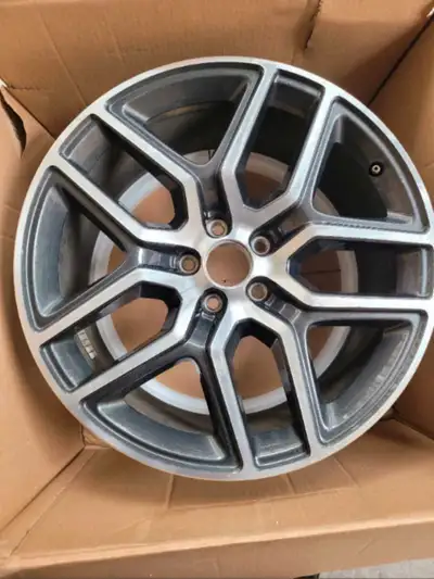 Explorer Bolt Pattern (Lug Pattern) PCD 5x114.3 It has several minor scratches. the price is negotia...