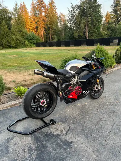 Immaculate and well built (70K build price) Ducati V4SP2 with receipts. Serviced religiously and kep...