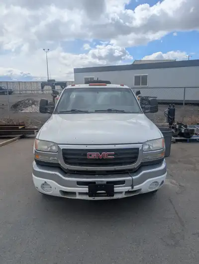Selling a 2004 GMC Sierra 3500 HD service truck. Was used as a welding truck and runs with 222991 km...