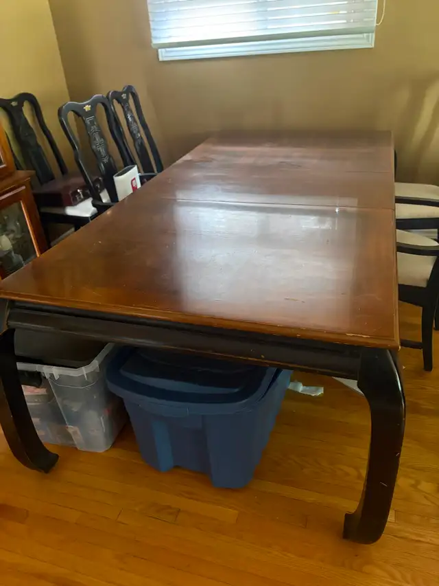 Vintage Solid Wood Dining Room Set – Table, 6 Chairs & Hutch in Dining Tables & Sets in City of Toronto - Image 3