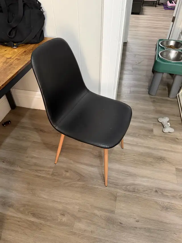 Kitchen table  in Dining Tables & Sets in Sarnia - Image 3