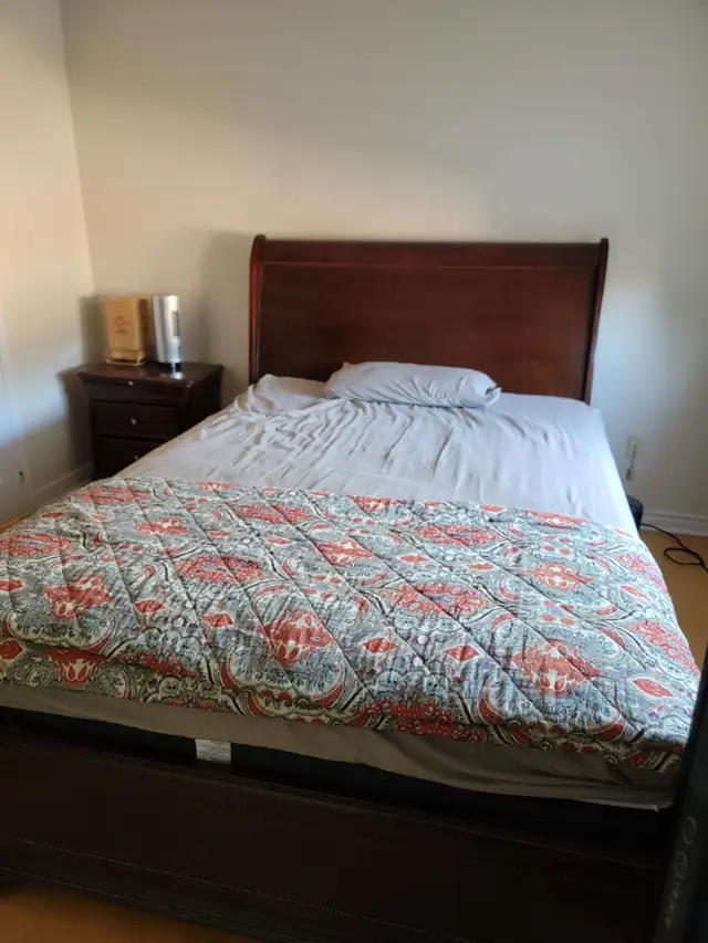 Dark Wood Bedroom Furniture Set in Multi-item in Mississauga / Peel Region - Image 4