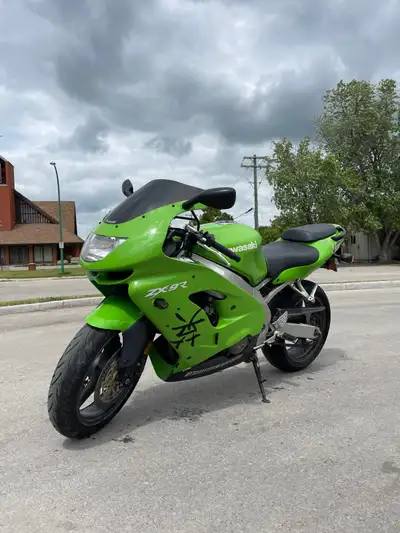 Up for sale 1998 Kawasaki Ninja ZX-9R, this bikes in great shape for its age, has been very well mai...