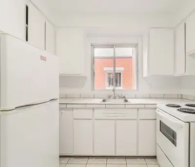 Appartement 3 1 / 2 tout inclus epiecerie et transport commun a proximite '