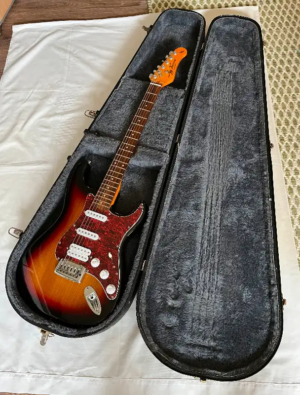 JAY TURSER VINTAGE SUNBURST ELECTRIC GUITAR WITH CASE in Guitars in Vernon - Image 8