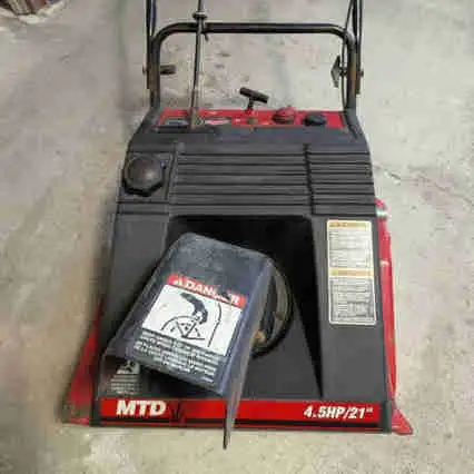 MTD SNOW BLOWER in Snowblowers in Mississauga / Peel Region - Image 8