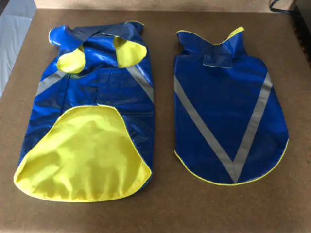 Dog rain coat - size small in Accessories in Thunder Bay - Image 2