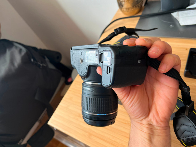 Camera Nikon D5600 (quasi-neuve) A++ (avec garantie valable) dans Appareils photo et caméras  à Ville de Montréal - Image 4