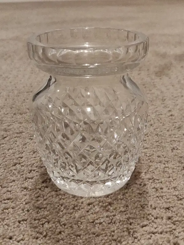 Heavy Glass Diamond Cut Mini Vase - 4-1/4" Tall in Arts & Collectibles in Calgary - Image 2