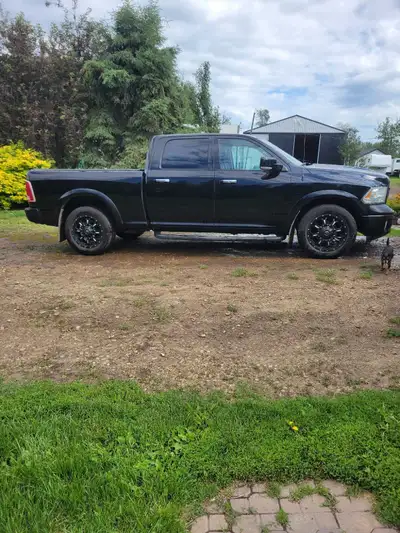 2014 dodge Laramie diesel 4x4,truck is loaded with every option 440000km box cover, box liner, runni...